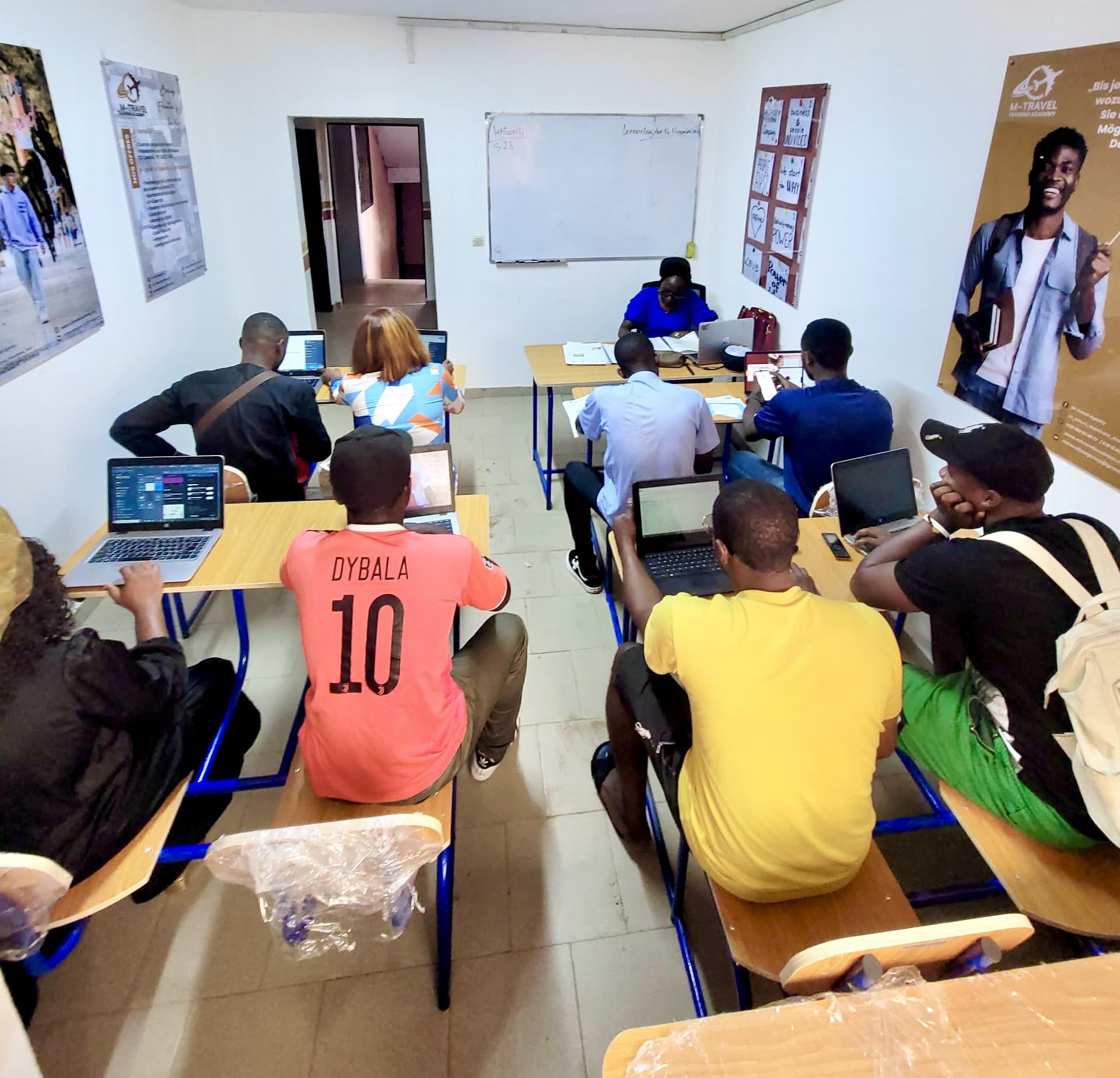 Classe de cours d'allemand chez M-Travel au Cameroun