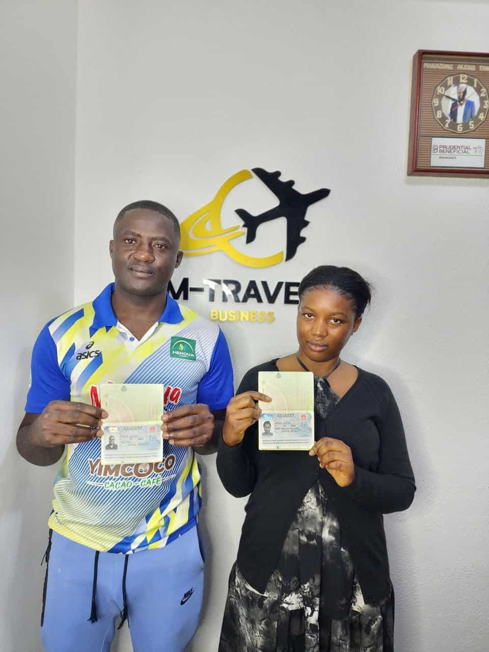 Fotso Pascal et une commerçante camerounaise présentent leurs visas affaires chinois obtenus avec M-Travel